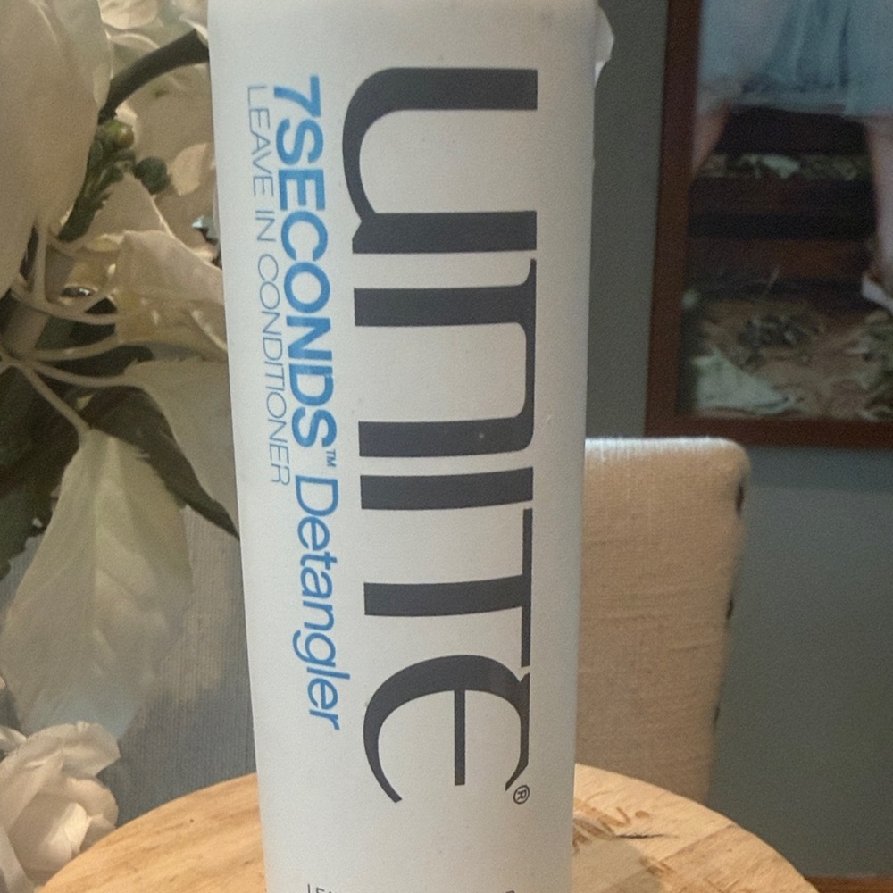 UNITE 7SECONDS Detangler Leave-In Conditioner 8 fl oz - Picture 2 of 6